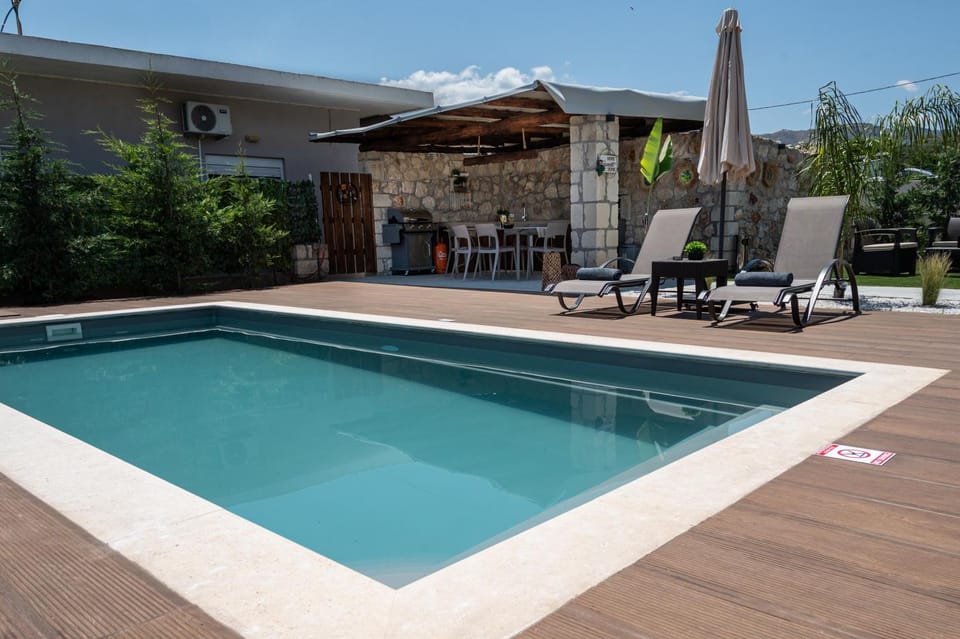 Patio, Day, BBQ facilities, Pool view, Swimming pool, Swimming pool, sunbed