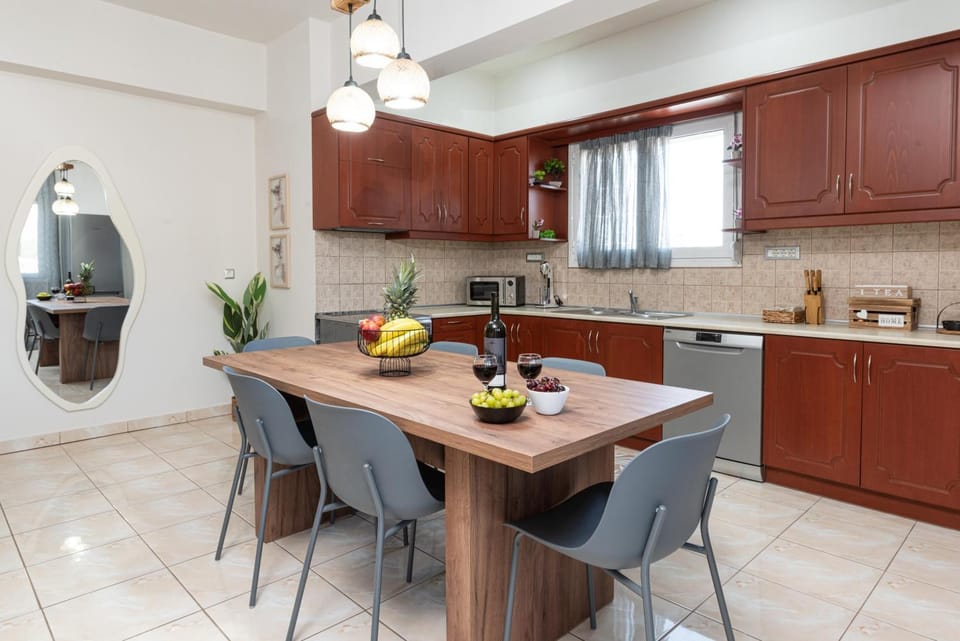 Kitchen or kitchenette, Dining area, stove