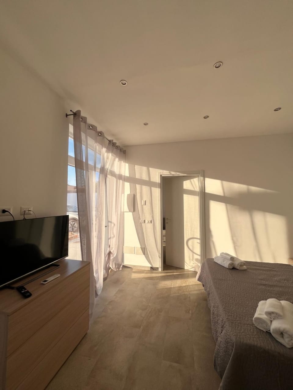 Bed, TV and multimedia, Photo of the whole room