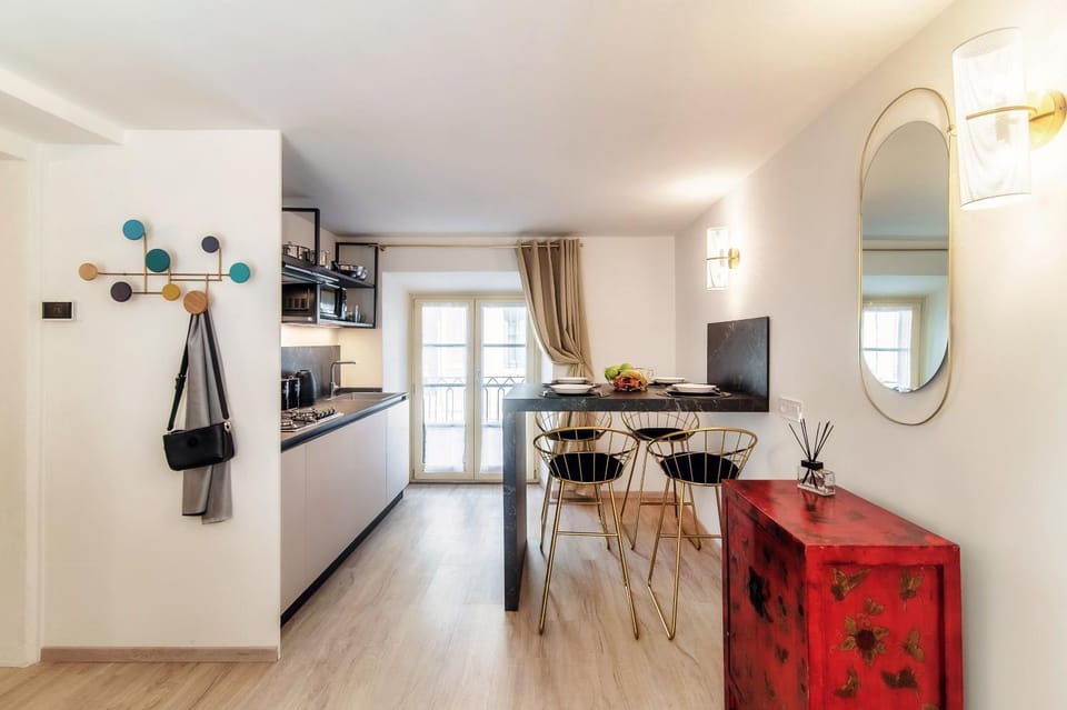 Kitchen or kitchenette, Dining area, stove