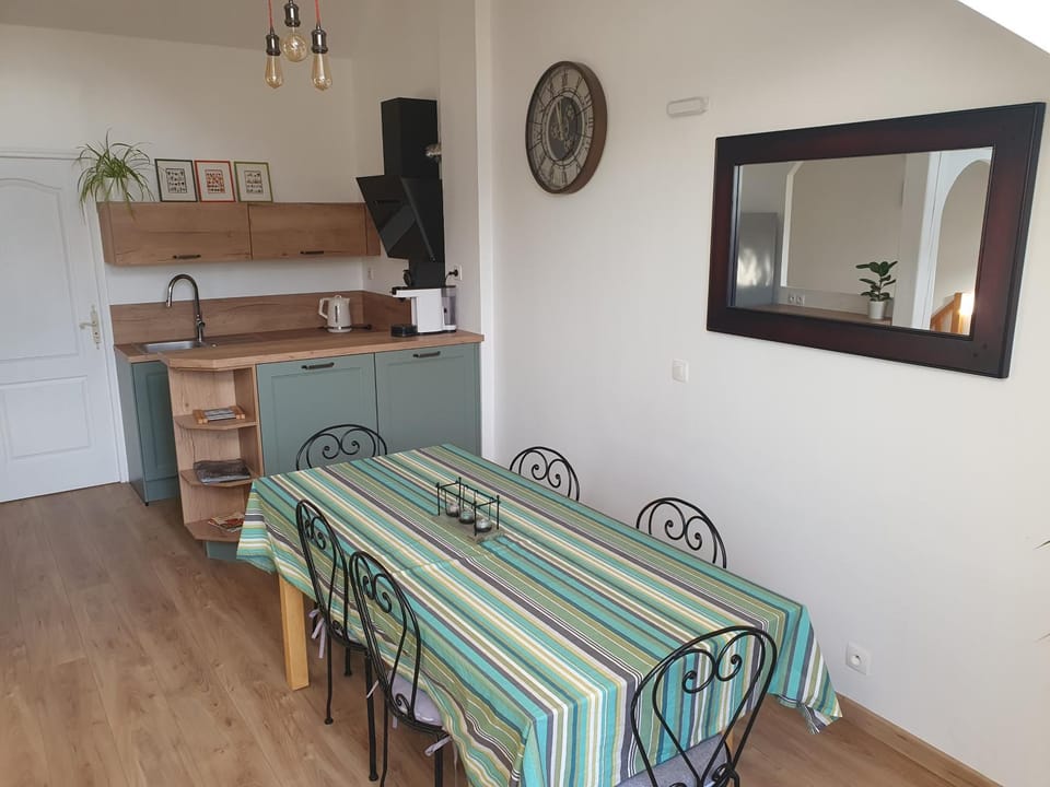 Coffee/tea facilities, Kitchen or kitchenette, Dining area