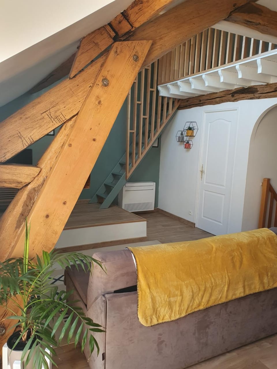Living room, Photo of the whole room, air conditioner