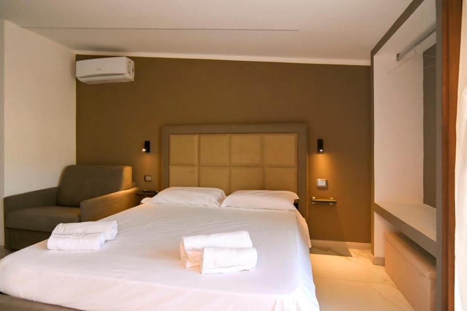Bed, Photo of the whole room, Bedroom, air conditioner