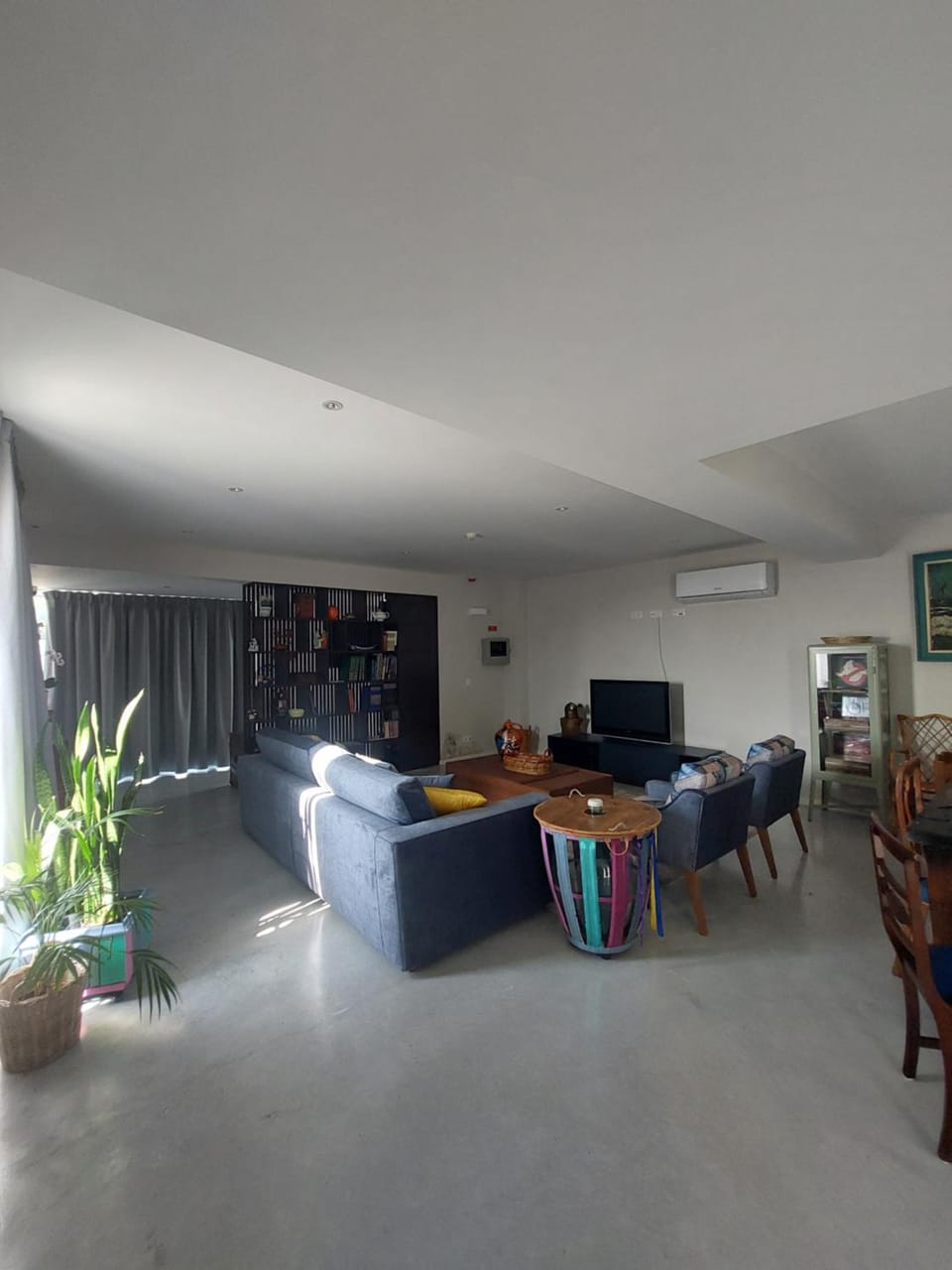 Communal lounge/ TV room, TV and multimedia, Living room, Seating area, air conditioner