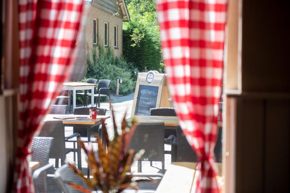 Restaurant/places to eat, Lounge or bar