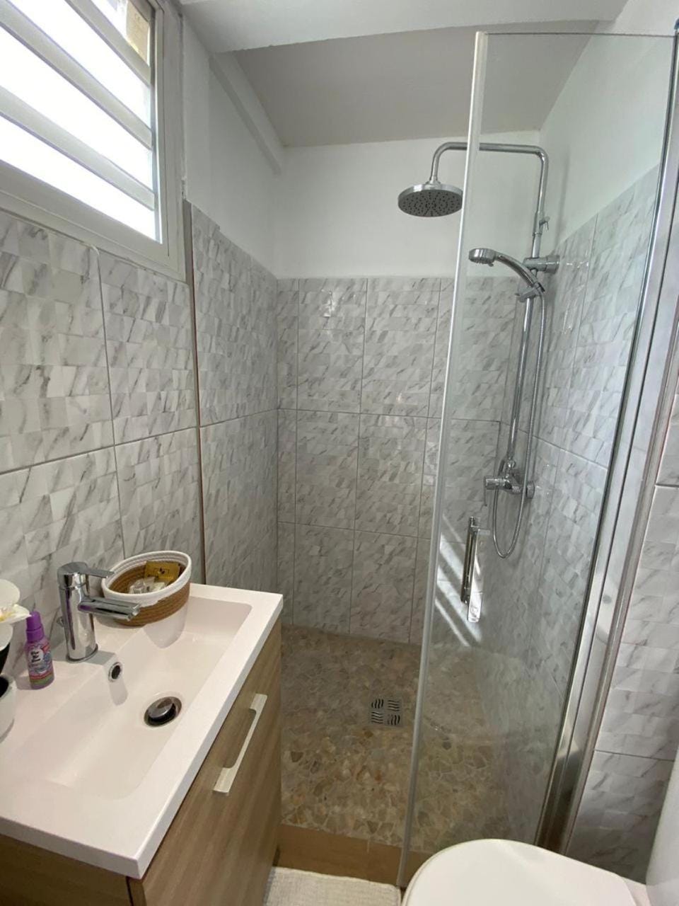 Shower, Toilet, Bathroom, towels