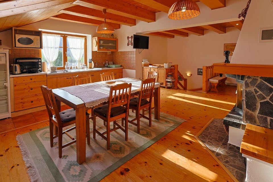 TV and multimedia, Kitchen or kitchenette, Living room, Seating area, Dining area, oven