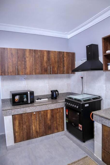 Coffee/tea facilities, Kitchen or kitchenette, oven, stove