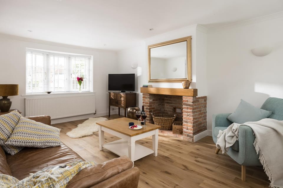 Communal lounge/ TV room, Bed, TV and multimedia, Living room, Photo of the whole room, Seating area, Evening entertainment, Bedroom