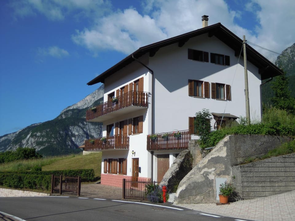 Facade/entrance, City view, Lake view, Mountain view