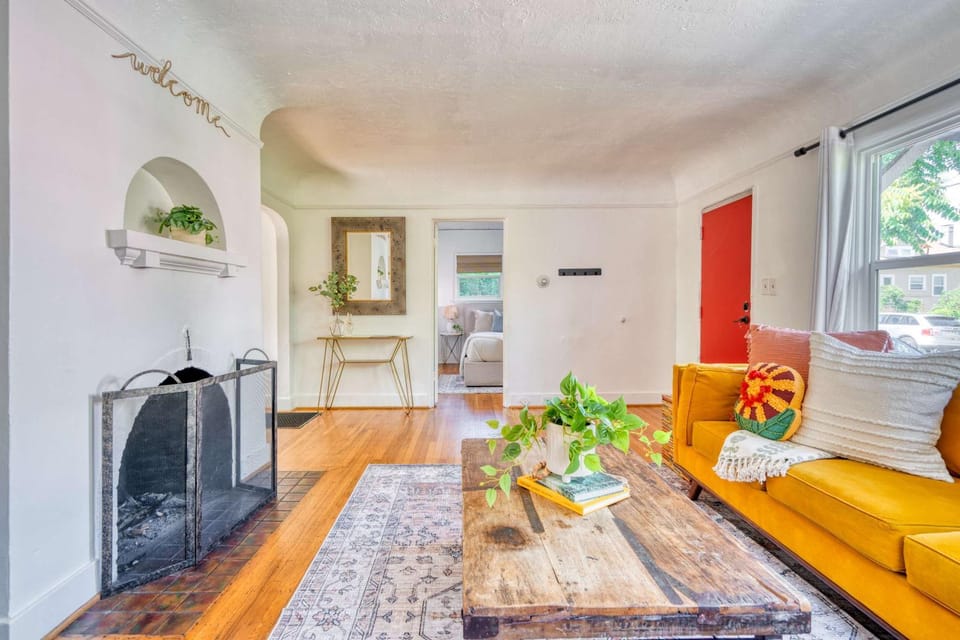 Stay Portland - Sedona Vibes in PDX- Walk to Local Shops & Coffee House in Portland