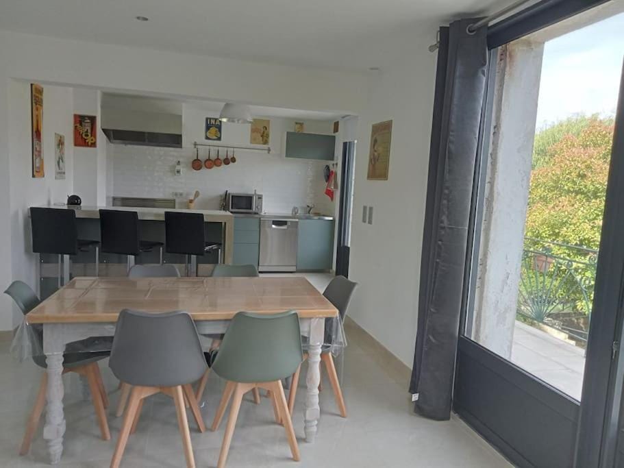 Seating area, Dining area, minibar