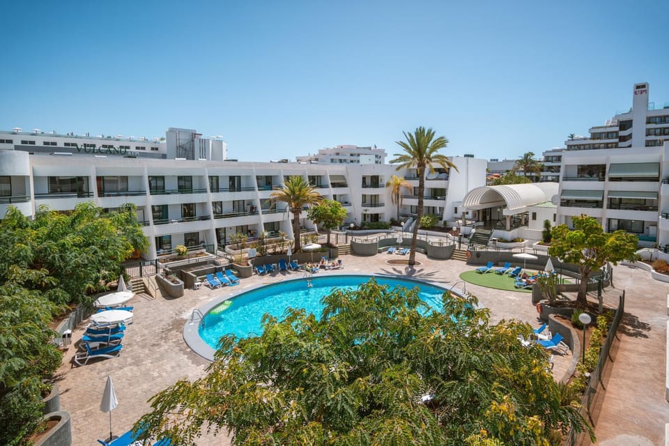 Property building, Day, Pool view, Swimming pool, sunbed