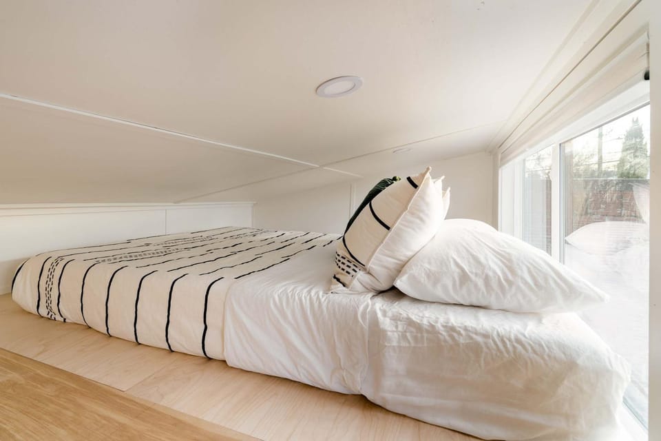 Stay Portland - The Graffiti Alley Tiny House - Food, Art & Beer Apartment in Portland