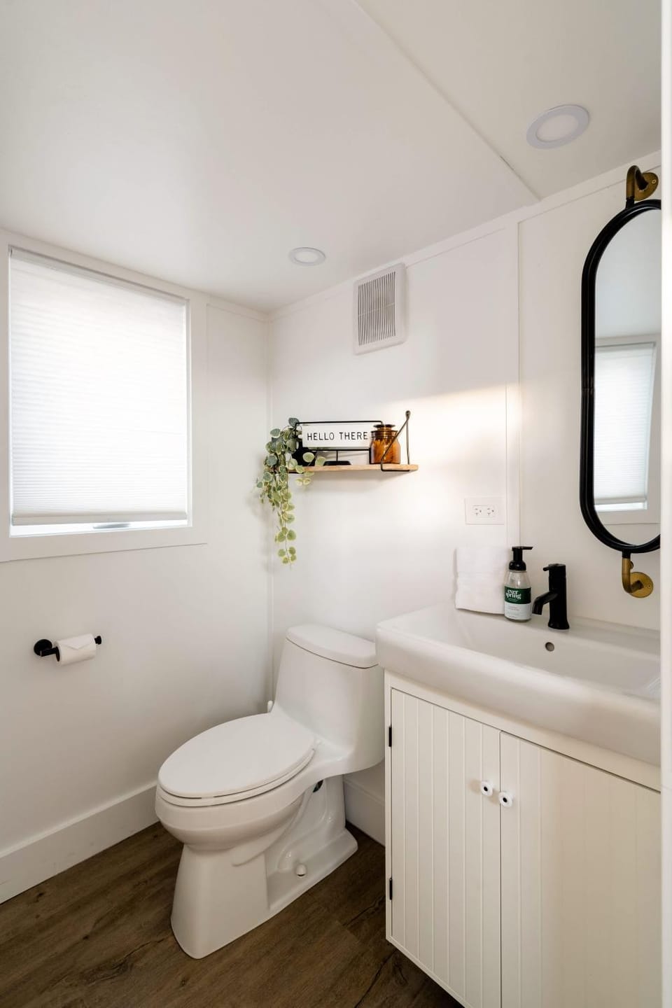 Stay Portland - The Graffiti Alley Tiny House - Food, Art & Beer Apartment in Portland