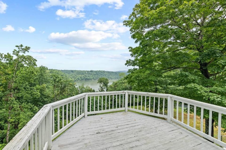 Breathtaking Lake Views 6 mi from Sunset Marina! House in Tennessee