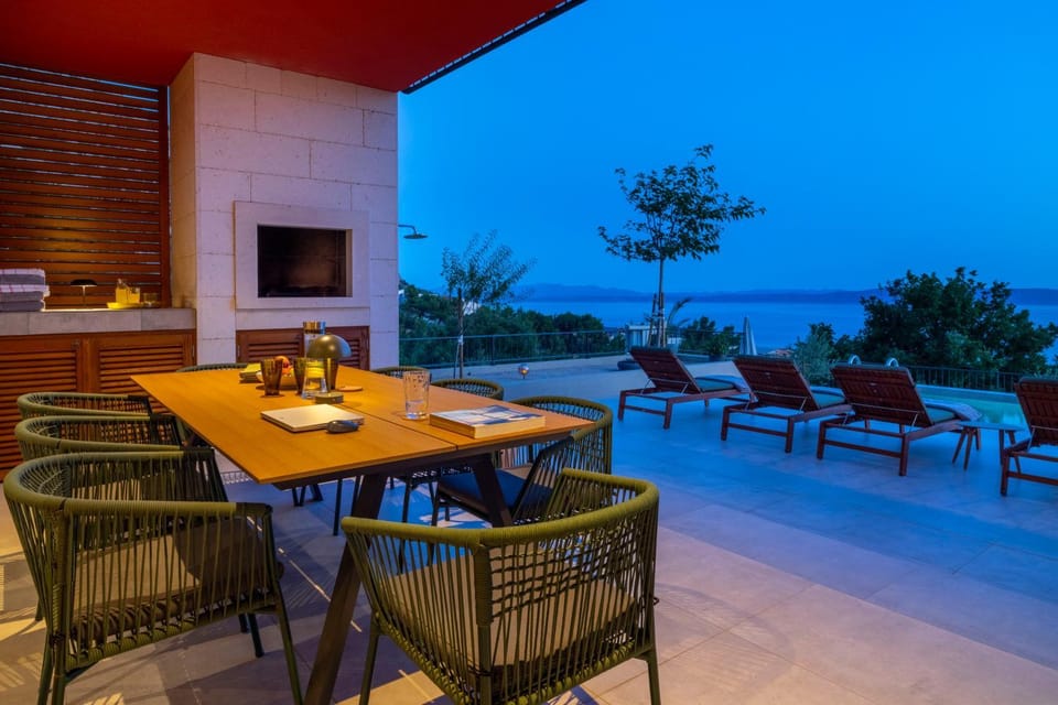 View (from property/room), Balcony/Terrace, Dining area, Evening entertainment, Sea view, fireplace