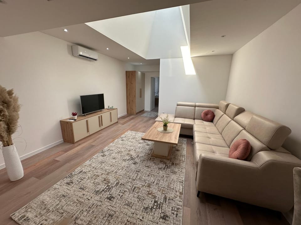 Communal lounge/ TV room, TV and multimedia, Living room, Seating area, Evening entertainment, air conditioner