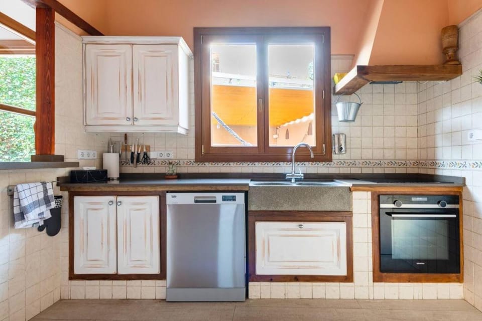 Kitchen or kitchenette, dishwasher, oven, stove