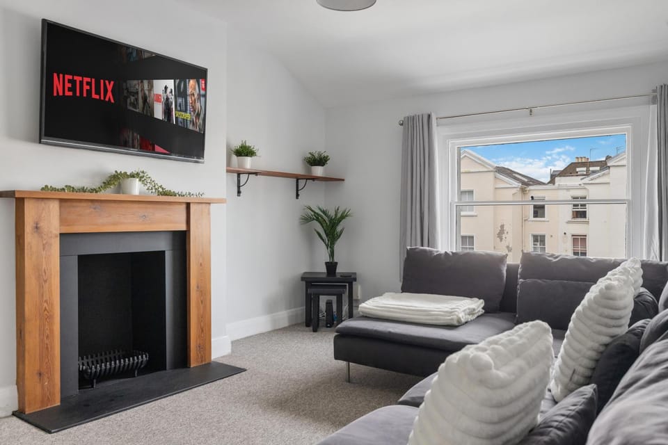 TV and multimedia, Living room, Seating area, Evening entertainment