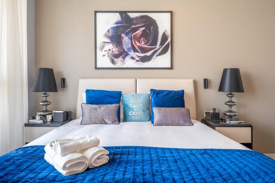 Bed, Bedroom, towels