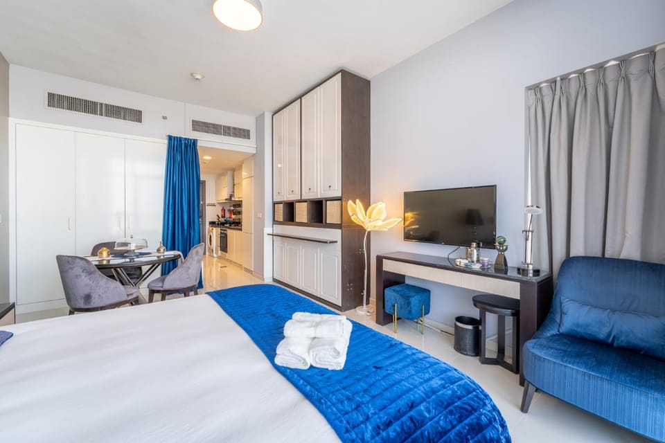 Bed, TV and multimedia, Kitchen or kitchenette, Living room, Photo of the whole room, Seating area, Dining area, Bedroom, oven, wardrobe, air conditioner