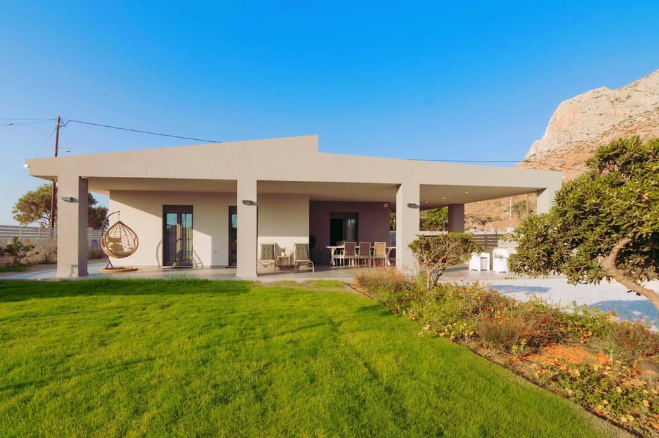 Property building, Spring, Day, Garden, Garden view, Mountain view