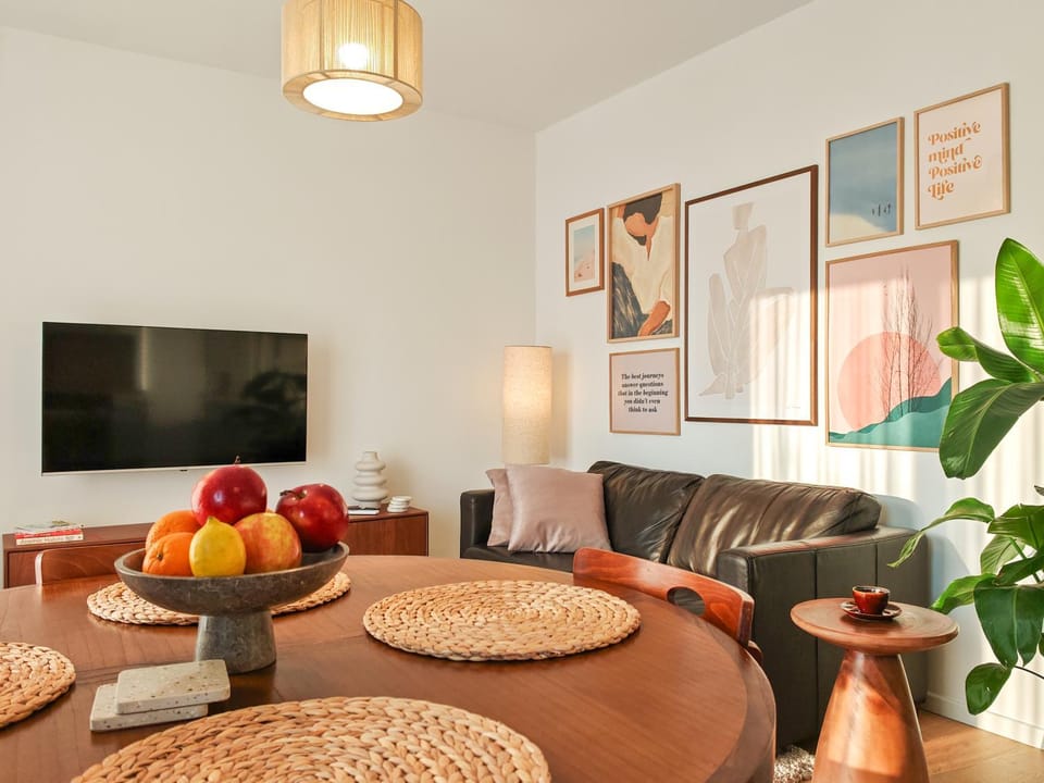 TV and multimedia, Living room, Food and drinks, Seating area, Dining area, Evening entertainment, Food