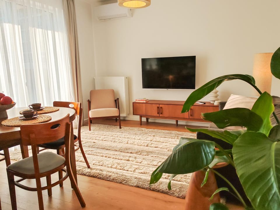 TV and multimedia, Living room, Seating area, Dining area, Evening entertainment, air conditioner