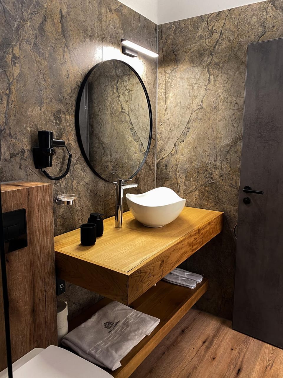 Bathroom, towels