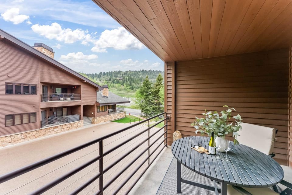 1BR Deer Valley Condo-On FREE Shuttle Line House in Park City
