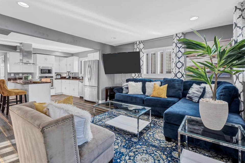 TV and multimedia, Living room, Seating area, Evening entertainment
