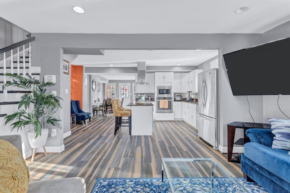 TV and multimedia, Kitchen or kitchenette, Living room, Seating area, Evening entertainment