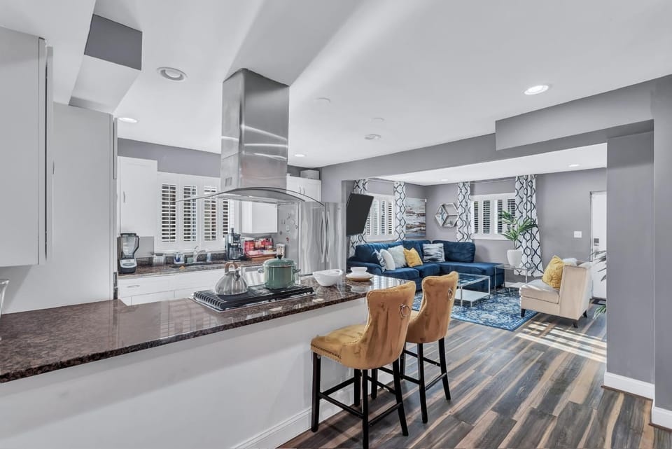 TV and multimedia, Kitchen or kitchenette, Living room, Seating area, Dining area, oven, stove