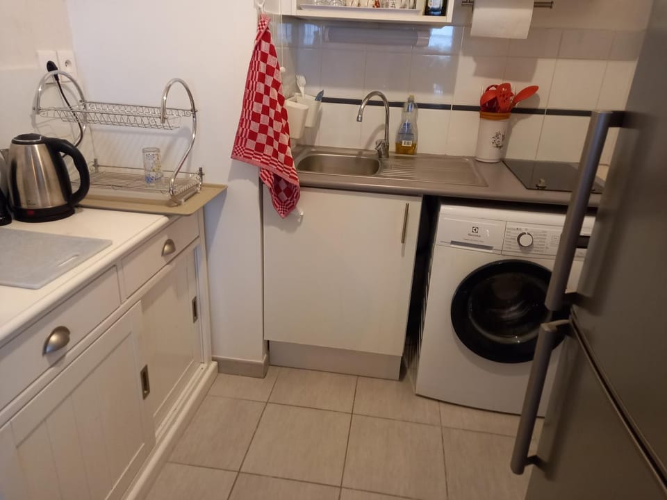Coffee/tea facilities, dishwasher, stove, washing machine