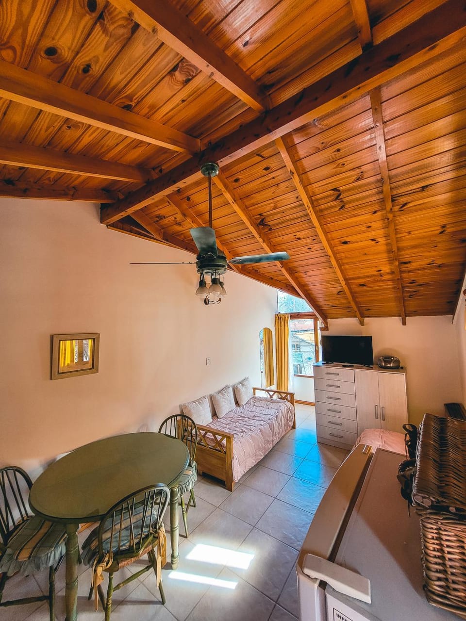 TV and multimedia, Kitchen or kitchenette, Living room