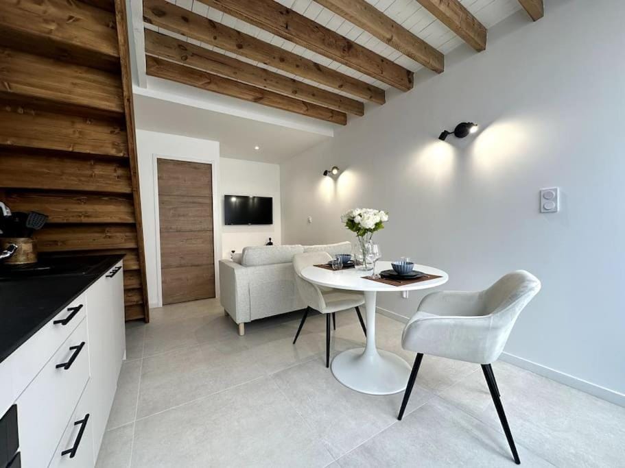 TV and multimedia, Kitchen or kitchenette, Living room, Seating area, Dining area