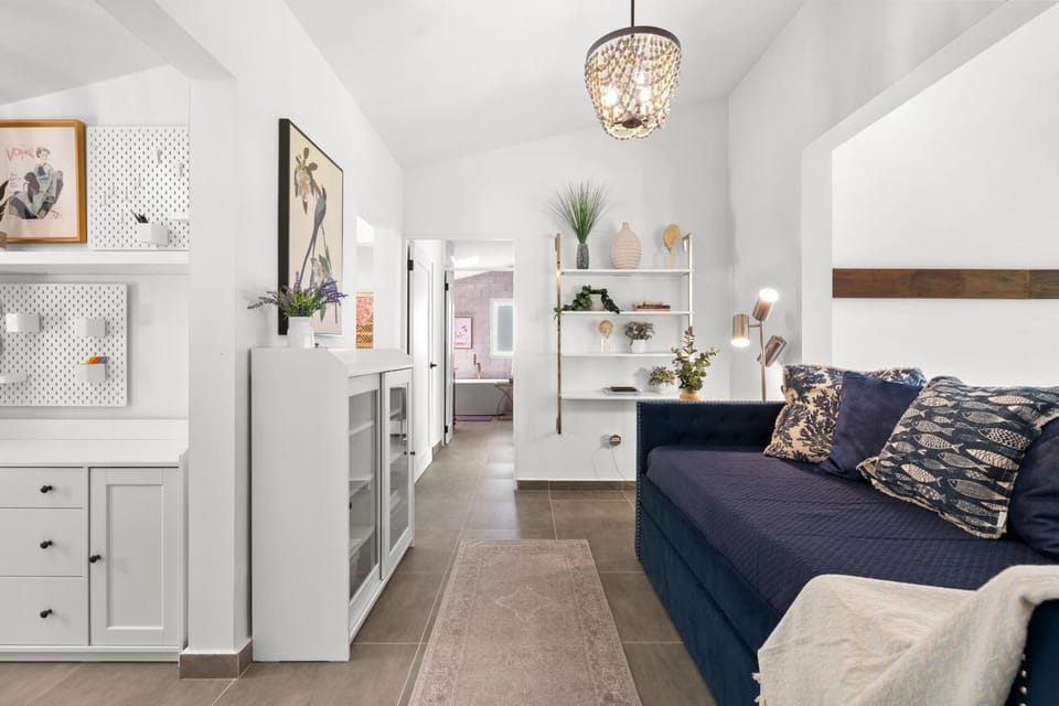 Seating area, Bedroom, wardrobe