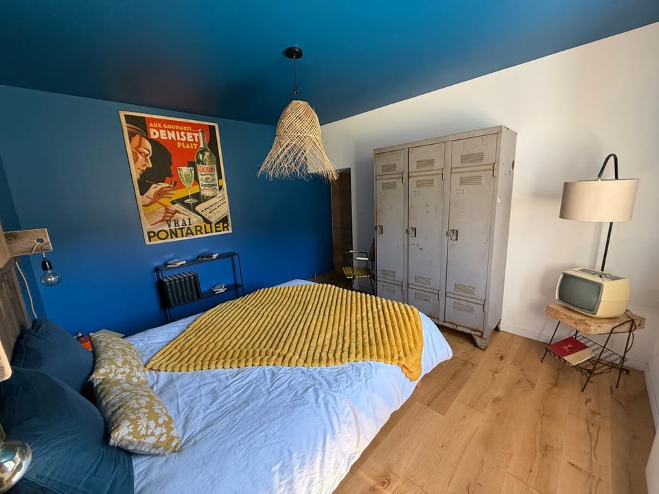 Photo of the whole room, Bedroom