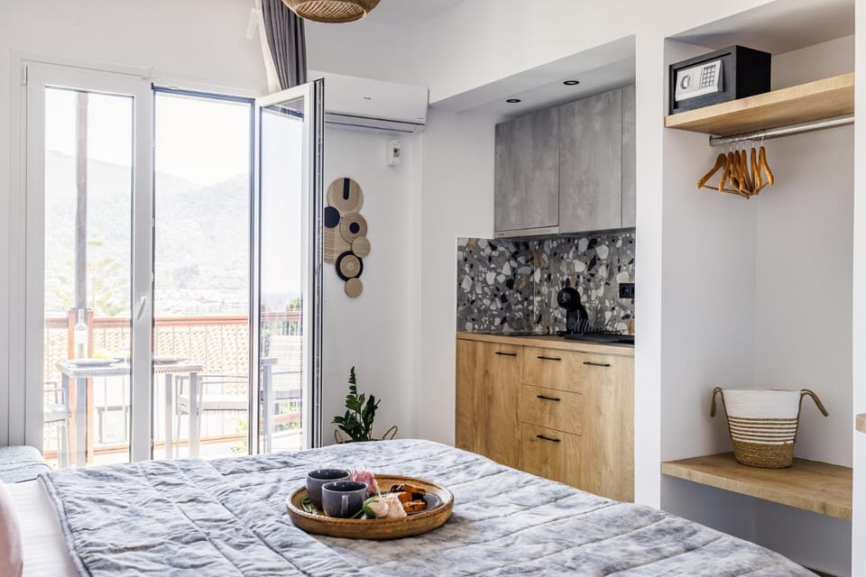 Bed, Kitchen or kitchenette