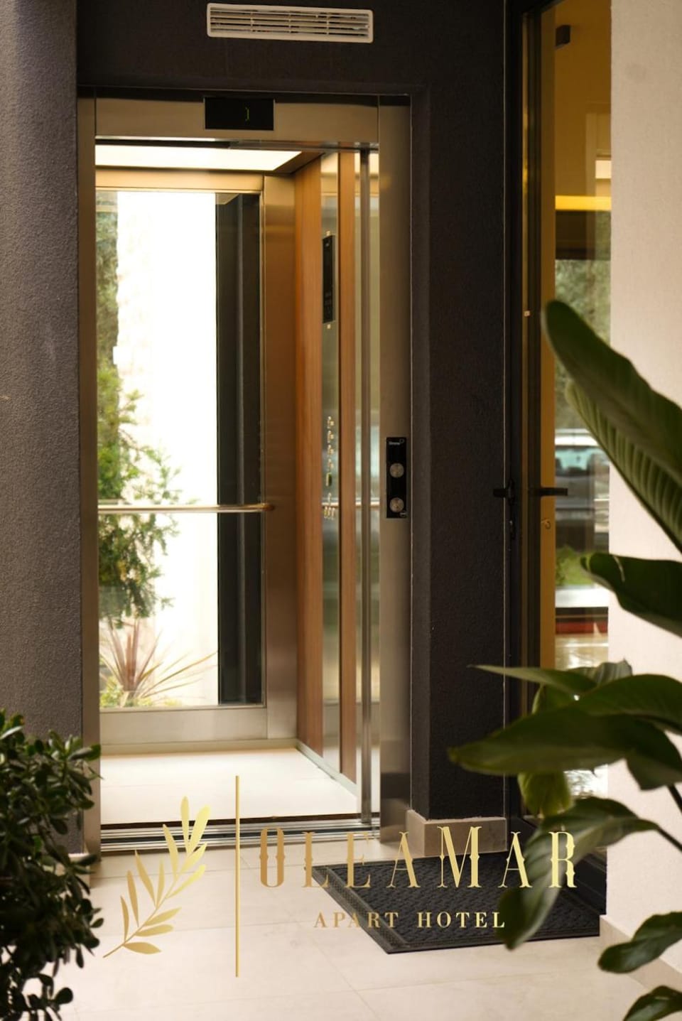 Facade/entrance, elevator