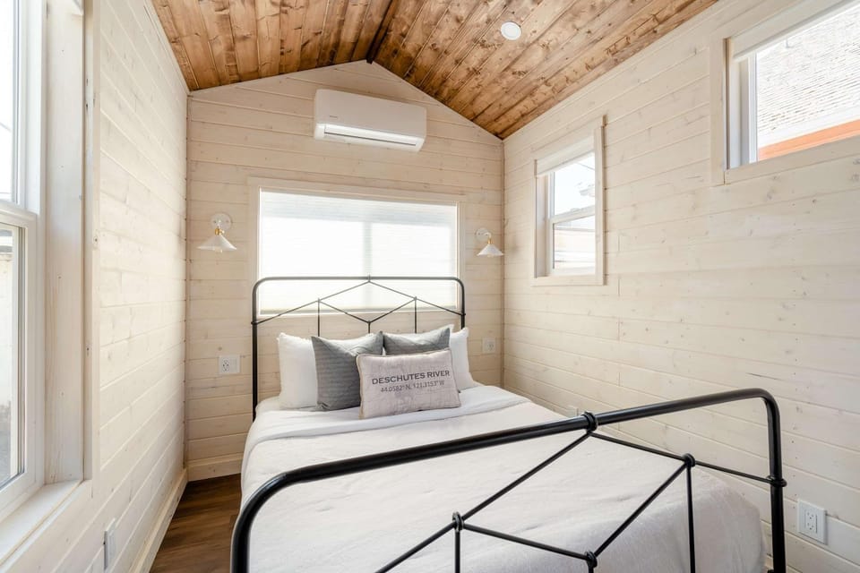 Stay Portland - The Tiny Farmhouse on Alberta House in Portland