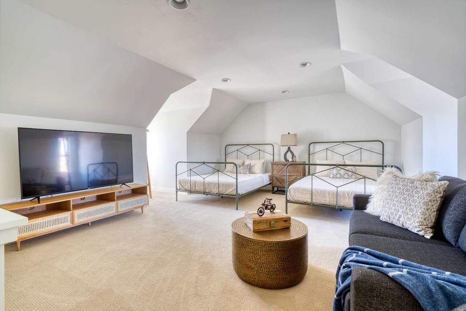 Stay Portland - Custom North Tabor Farmhouse - Gym & Kitchen House in Portland