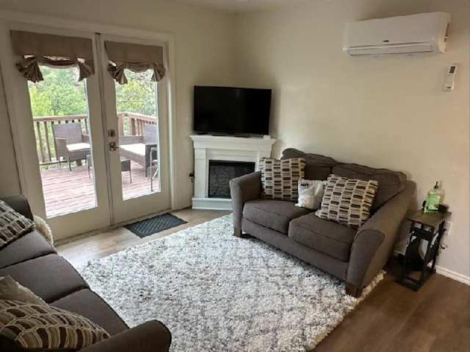 TV and multimedia, Living room, Seating area, fireplace