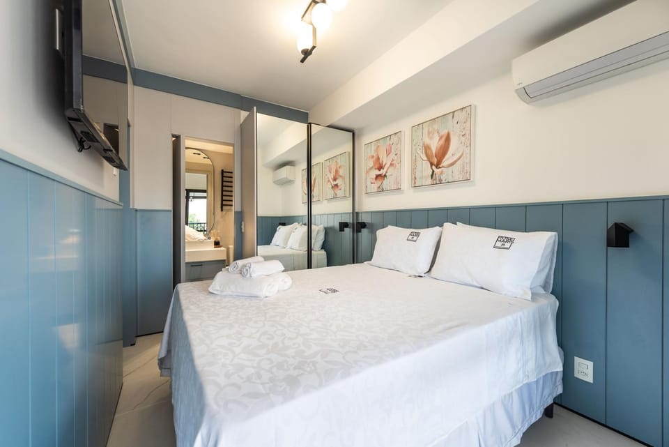 Bed, TV and multimedia, Photo of the whole room, Bedroom, towels, air conditioner