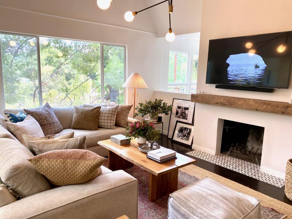TV and multimedia, View (from property/room), Living room, Seating area, Mountain view