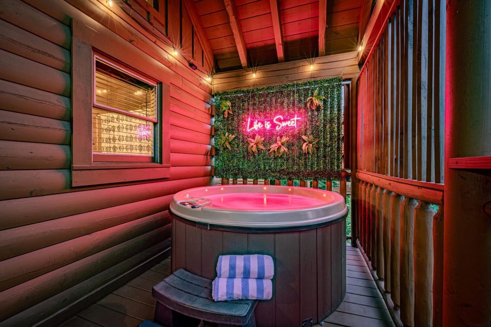 Luxurious Zen Cabin with Private Indoor Pool, Arcade, Hot Tub, Arcade, Bbq & Movie Projector Cabin in Pigeon Forge