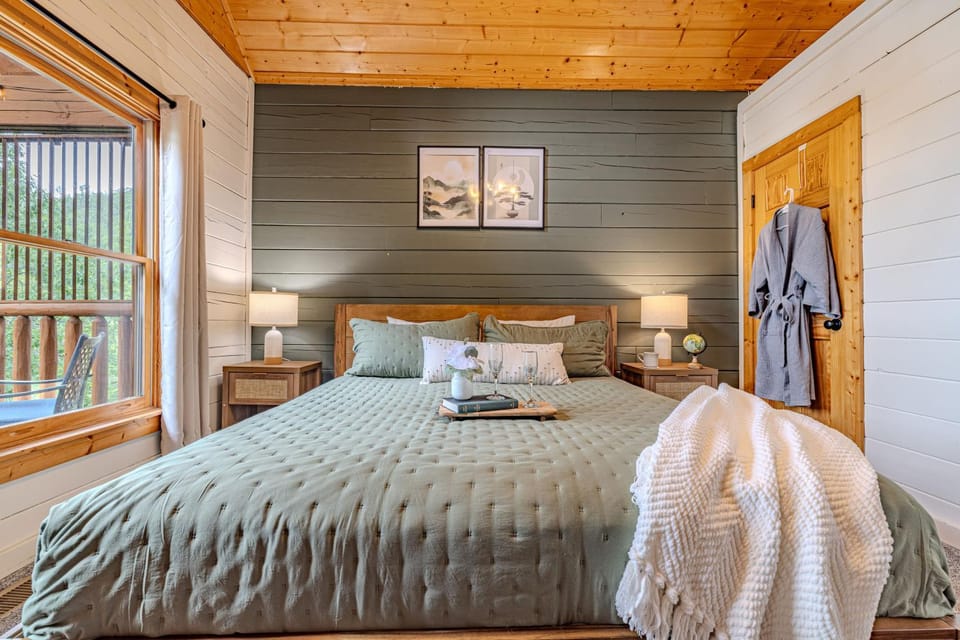 Luxurious Zen Cabin with Private Indoor Pool, Arcade, Hot Tub, Arcade, Bbq & Movie Projector Cabin in Pigeon Forge
