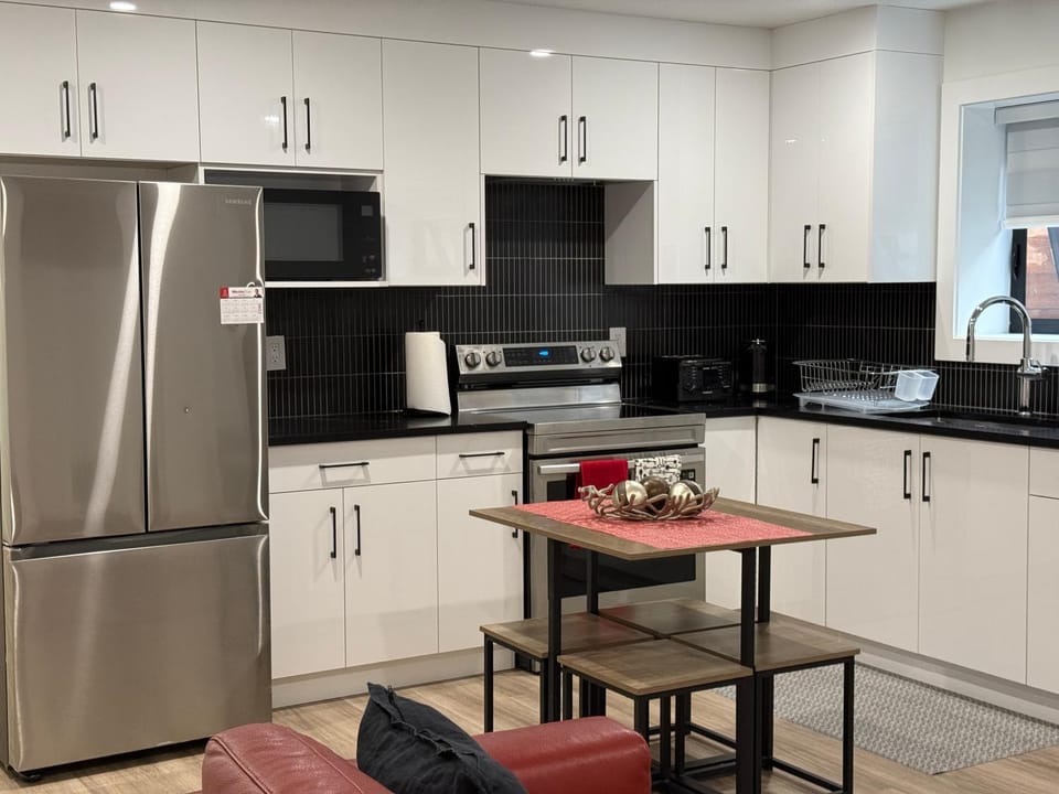 Calm & Cozy Private Suite Apartment in Surrey