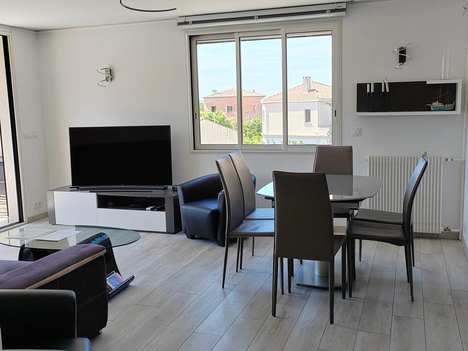 Pointe Rouge beach, dive, sail and seaview Apartment in Marseille